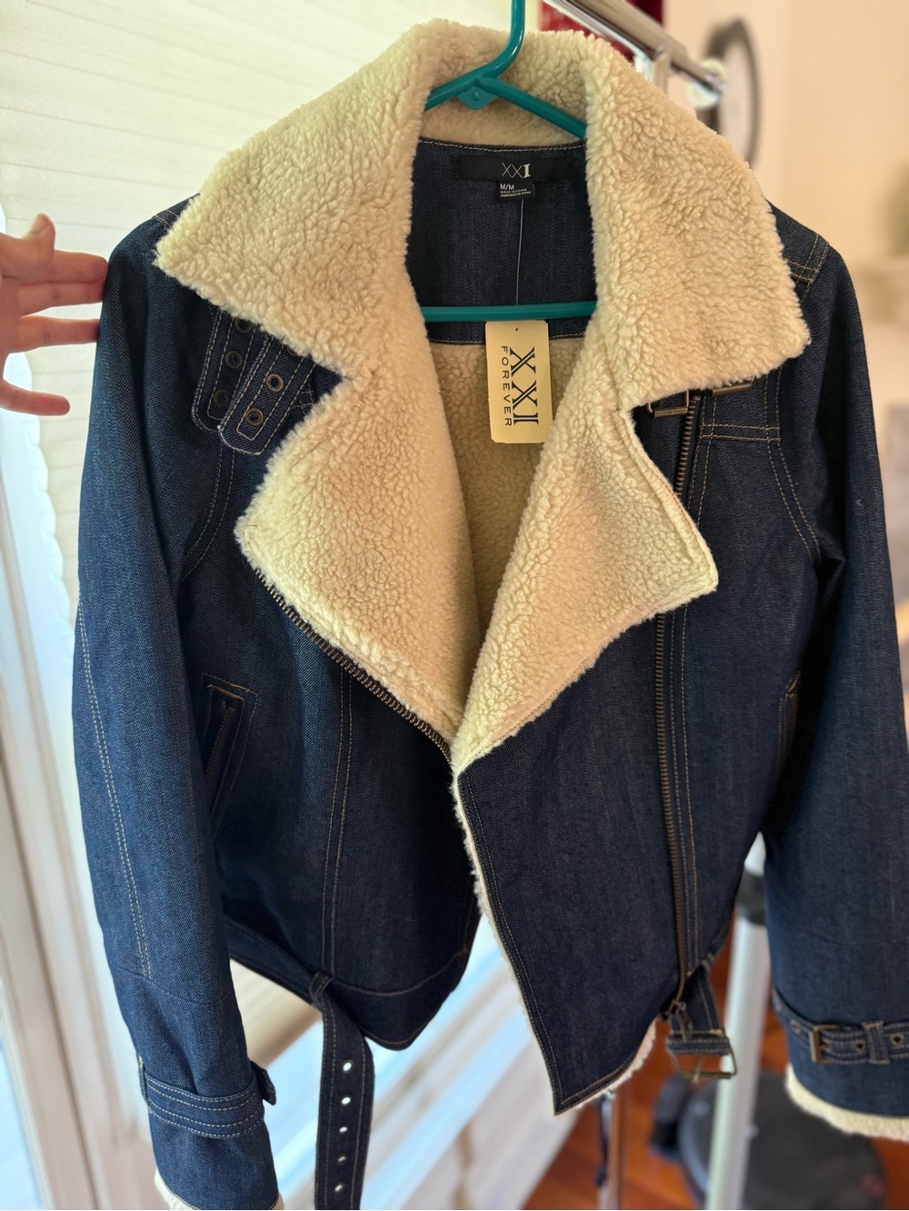Forever 21 NWT Women’s Dark Blue Denim Jacket with Cream Sherpa Lining size M